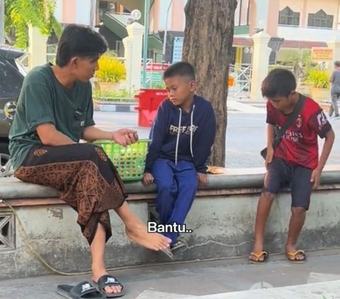 Viral Kisah Dua Sahabat Jualan Makanan Ringan untuk Bantu Orang Tua, Bikin Haru