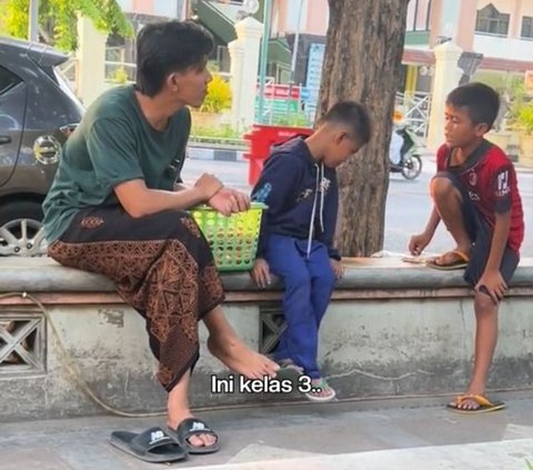 Viral Kisah Dua Sahabat Jualan Makanan Ringan untuk Bantu Orang Tua, Bikin Haru