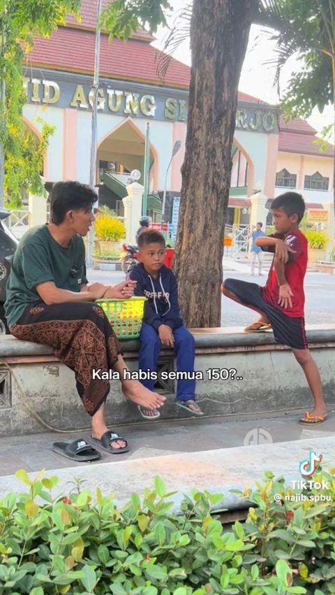 Viral Kisah Dua Sahabat Jualan Makanan Ringan untuk Bantu Orang Tua, Bikin Haru