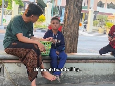 Viral Kisah Dua Sahabat Jualan Makanan Ringan untuk Bantu Orang Tua, Bikin Haru