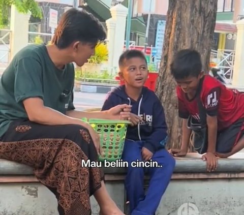 Viral Kisah Dua Sahabat Jualan Makanan Ringan untuk Bantu Orang Tua, Bikin Haru