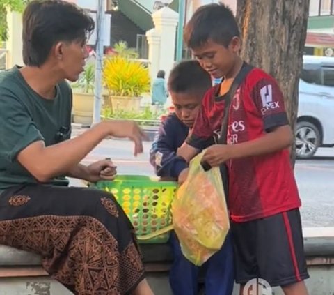 Viral Kisah Dua Sahabat Jualan Makanan Ringan untuk Bantu Orang Tua, Bikin Haru