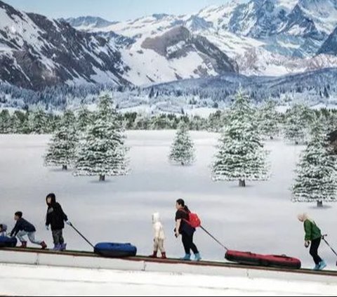 Orang-orang bermain snow tubing di atas salju buatan di Trans Snow World Bintaro, taman salju indoor bertema Jepang, di Bintaro, Tangerang Selatan, pada 27 Desember 2023. Trans Snow World Bintaro merupakan taman hiburan salju pertama dan terbesar di Indonesia.