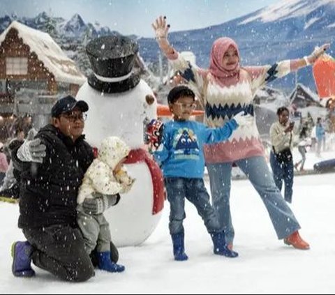 FOTO: Libur Akhir Tahun, Serunya Menikmati Taman Salju Bertema Jepang di Bintaro