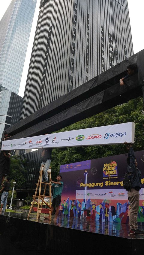 Dalam acara tersebut Pemprov DKI Jakarta menghadirkan 12 panggung hiburan yang tersebar di kawasan Sudirman-Thamrin.