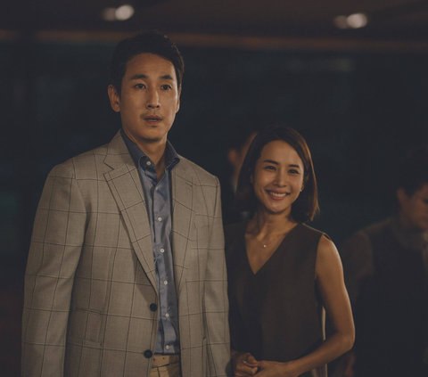 Dalam peran Mr. Park, Lee Sun Kyun memainkan peran penting dalam kisah keluarga miskin yang terlibat dalam kehidupan keluarga kaya, menciptakan konsekuensi tak terduga dan rumit.