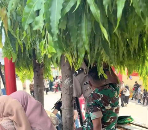 Prajurit TNI ini Bangga Anaknya jadi Polisi, Saking Bahagianya Seragam Sang Putra Dijaga di Bawah Pohon