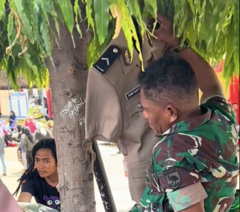 Prajurit TNI ini Bangga Anaknya jadi Polisi, Saking Bahagianya Seragam Sang Putra Dijaga di Bawah Pohon