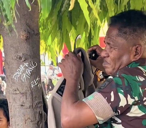 Prajurit TNI ini Bangga Anaknya jadi Polisi, Saking Bahagianya Seragam Sang Putra Dijaga di Bawah Pohon