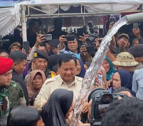 Saat Prabowo Gembira Bermain Air dengan Bocah-Bocah di Sukabumi