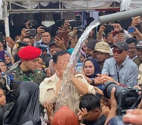 Saat Prabowo Gembira Bermain Air dengan Bocah-Bocah di Sukabumi