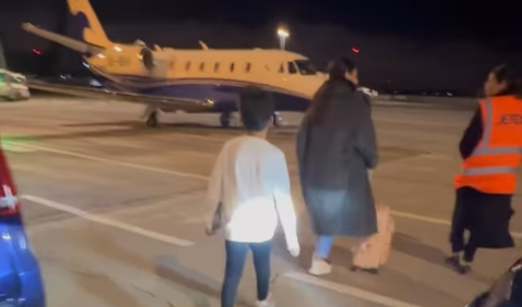 Setelah menunggu, Raffi Ahmad dan keluarga berangkat ke London dengan menggunakan private jet. Tampak Raffi mengabadikan momen saat hendak naik ke pesawat di bandara.<br>