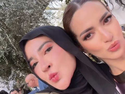 Penampilan Cantik Nia Ramadhani di Anniversary Mertua, Pose Bareng Mikhayla Curi Perhatian