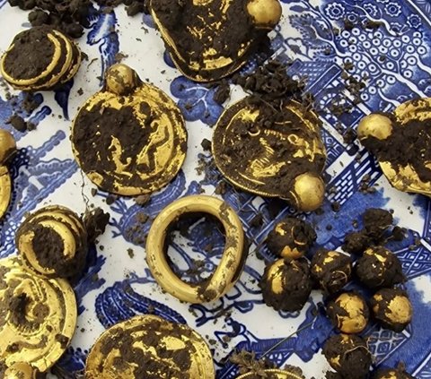 Awalnya Dikira Koin Usang, Pria di Norwegia Temukan Harta Karun Emas Kuno Abad ke-6