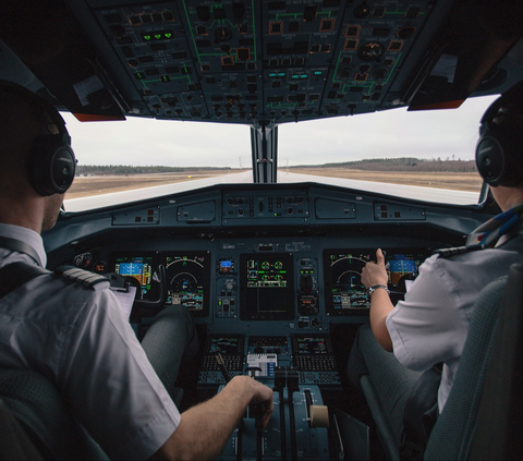 Mau Jadi Pilot, Begini Syarat dan Jenjang Kariernya