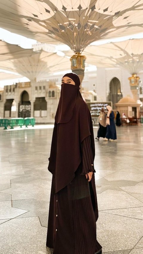 Artis yang baru saja memutuskan untuk memeluk agama Islam, Clara Shinta juga melaksanakan ibadah umrah di akhir tahun 2023. Segala kegiatan di tanah suci dibagikan Clara di akun Instagramnya.