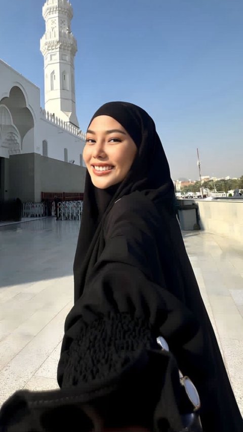 Si cantik jelita, Dara Arafah diketahui pergi ke tanah suci bersama Clara Shinta. Bak sahabat, keduanya banyak melakukan ibadah umrah bersama di tanah suci.