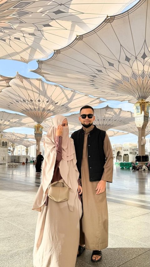 Pasangan Teuku Wisnu dan Shireen Sungkar juga memilih melakukan umrah di penghujung tahun 2023. Keluarga artis yang terkenal harmonis ini turut mengajak putra pertamanya, Teuku Adam Al Fatih.