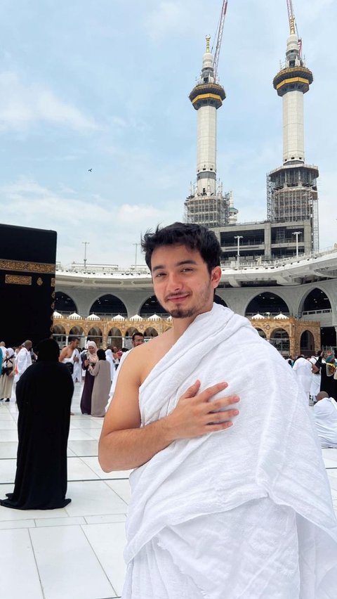 Aktor serba bisa, Bryan Domani diketahui juga melaksanakan umrah di awal Desember 2023. Melalui akun Instagram pribadi, kakak dari Megan Domani ini mengaku sudah merasa rindu lagi dengan tanah suci.