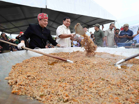 Potret Prabowo 'Masak Besar' Bareng Chef Bobon di Cilincing, Ikut Aduk Masakan di Kuali Raksasa