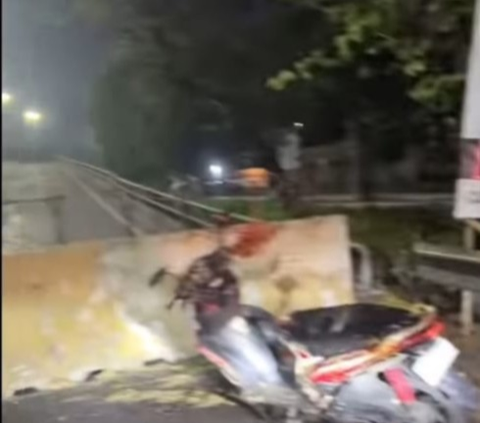 Viral Banyak Motor Ringsek usai Tabrak Beton Pembatas di Flyover Kemayoran, Ini Penyebabnya