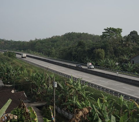 Police See a Car Stopping on the Toll Road, Turns Out a Family Was Having 'Ngebotram'