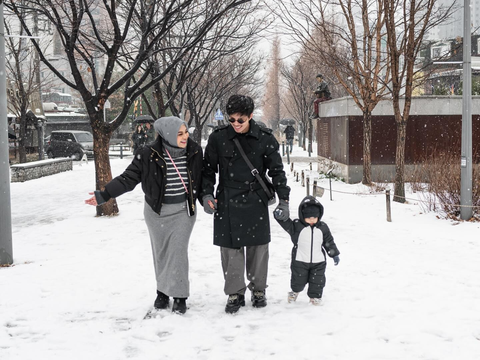 Gemas! Foto-Foto Ameena Main Salju di Korea Selatan, Ekspresinya Lucu Banget Bak Boneka