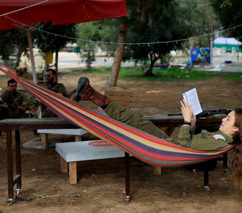 Di tengah ketegangan yang terjadi di Gaza, tentara Israel juga membutuhkan waktu bersantai untuk melepaskan beban mereka bertugas. <br>