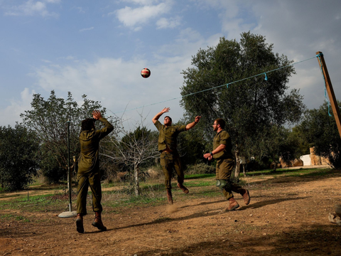 FOTO: Intip Kesibukan Tentara Israel Melepas Lelah dari Zona Perang di Perbatasan Gaza