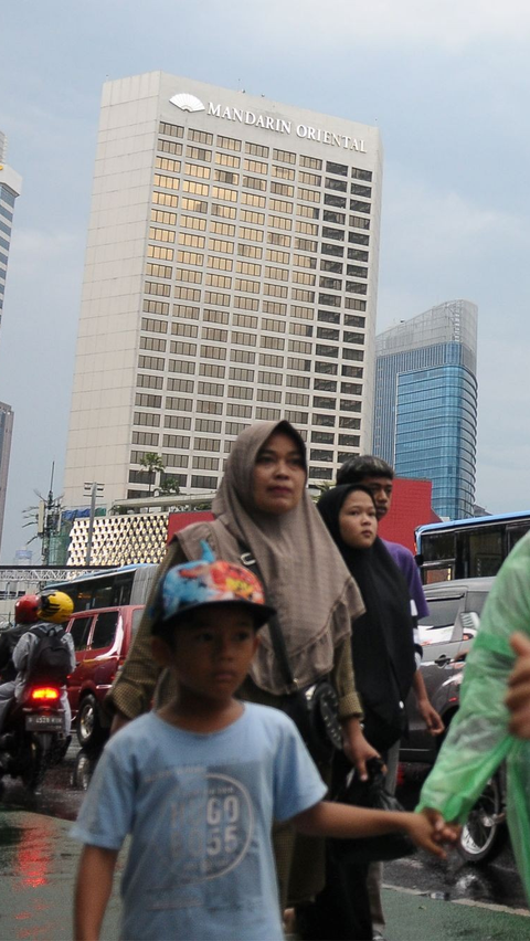 Antusiasme masyarakat yang mulai berdatangan di kawasan Bundaran HI Jakarta, Minggu (31/12/2023).