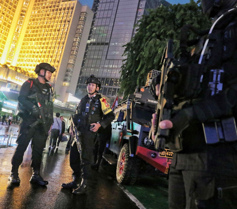 Ribuan personel Brimob (Korps Brigade Mobil) telah dikerahkan untuk menjaga keamanan malam pergantian Tahun Baru 2024 di sejumlah titik di Jakarta, Minggu (31/12/2023). <br>
