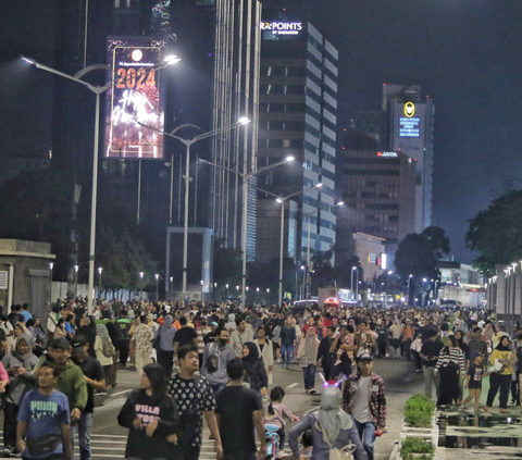 FOTO:  Malam Muda-Mudi Tahun Baru 2024, Ribuan Warga Berbondong-Bondong Padati Bundaran HI