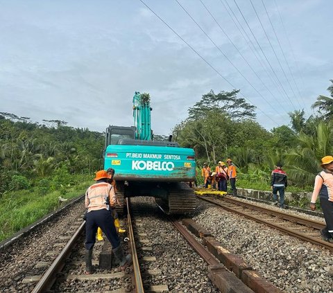 Rel Tertimbun Longsor di Banyumas, KA Tujuan dan Keberangkatan Daop 6 Dialihkan Memutar