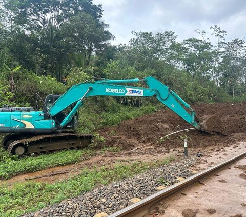 Rel Tertimbun Longsor di Banyumas, KA Tujuan dan Keberangkatan Daop 6 Dialihkan Memutar