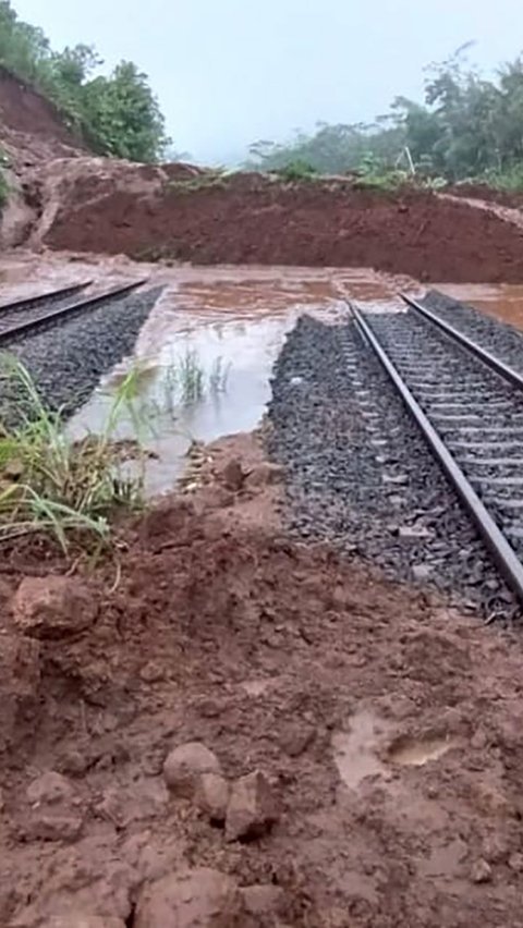 Rel Tertimbun Longsor di Banyumas, KA Tujuan dan Keberangkatan Daop 6 Dialihkan Memutar