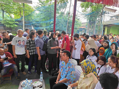 Kampanye sambil Bagi-Bagi Susu, Gibran Dikenalkan Airin ke Warga Tangerang