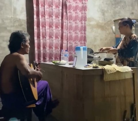 Temani Istri Masak Sambil Nyanyikan Lagu, Aksi Pasangan Suami Istri Ini Viral Bikin Iri