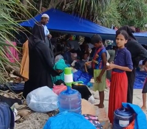 Serious! Already Helped, Rohingya Refugees Allegedly Dump Rice Packets and Groceries