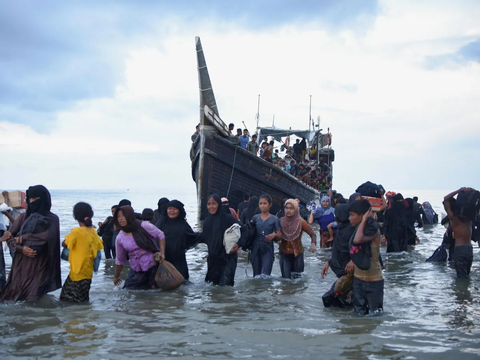 Serious! Already Helped, Rohingya Refugees Allegedly Dump Rice Packets and Groceries