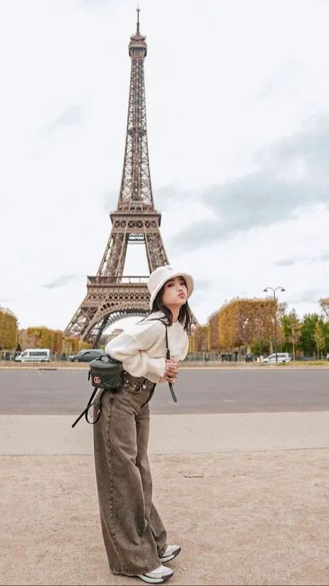 Ini adalah potret ketika Fuji sedang liburan di Paris.