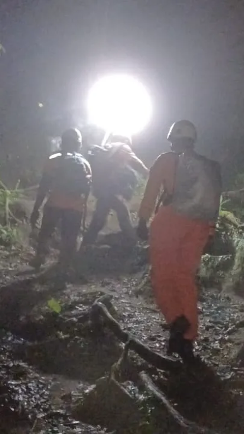 Bantu Evakuasi Korban Erupsi Gunung Marapi, Basarnas Jambi Kirim 17 Personel ke Sumbar<br>