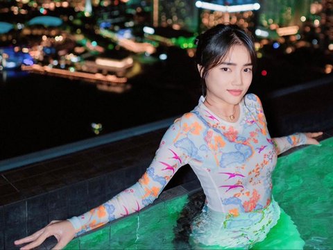 Portrait of Fuji Swimming at Marina Bay Sands, Focused on Her Swimsuit
