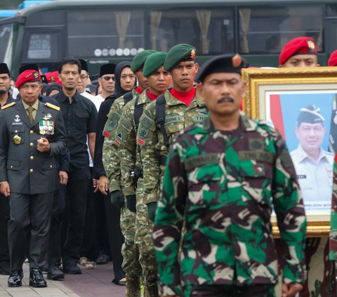 Pasukan membawa peti jenazah mantan Kepala Badan Nasional Penanggulangan Bencana (BNPB) Letjen TNI Doni Monardo saat akan dimakamkan di Taman Makam Pahlawan (TMP) Kalibata, Jakarta, Senin (4/12/2023).