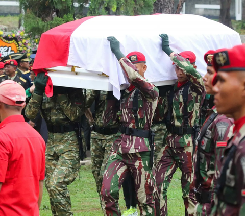 FOTO: Momen Upacara Militer Pemakaman Letjen TNI Doni Monardo di Taman Makam Pahlawan Kalibata