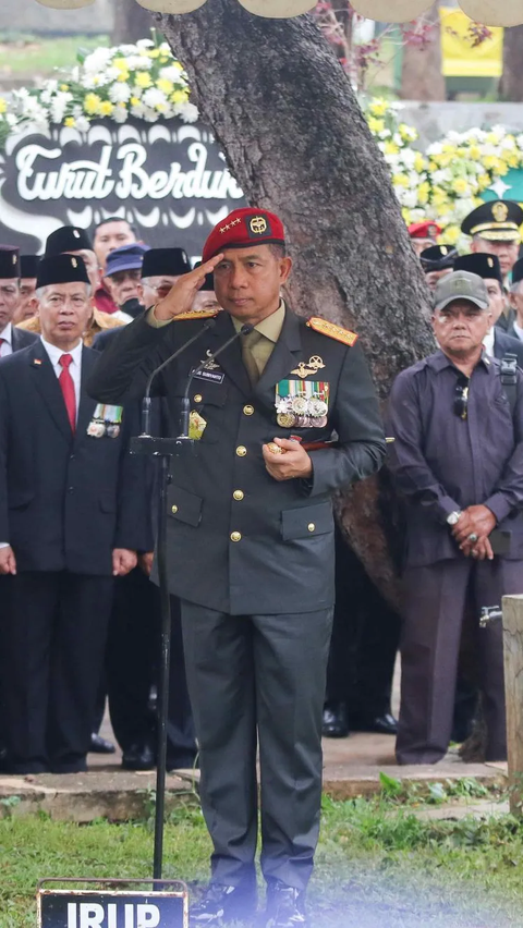 Pemakaman Mantan Kepala BNPB itu dilakukan secara militer dan dipimpin oleh Panglima TNI Jenderal Agus Subiyanto.