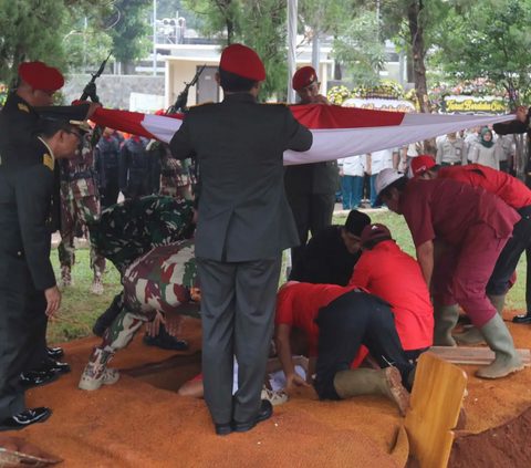 FOTO: Momen Upacara Militer Pemakaman Letjen TNI Doni Monardo di Taman Makam Pahlawan Kalibata