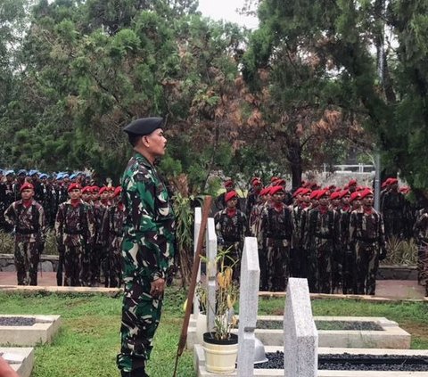 Azan Zuhur Iringi Pemakaman Doni Monardo di TMP Kalibata