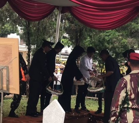 Azan Zuhur Iringi Pemakaman Doni Monardo di TMP Kalibata