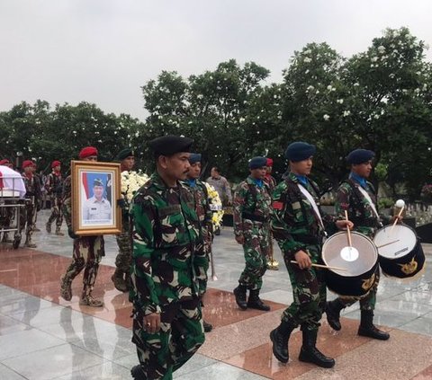 Azan Zuhur Iringi Pemakaman Doni Monardo di TMP Kalibata