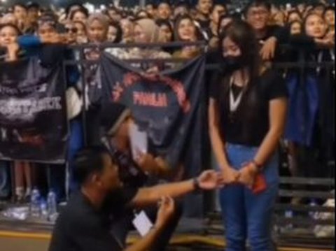 Viral Guy Proposes to Girlfriend during Concert, Ending up in a Heartbreaking Rejection in Front of Tens of Thousands of Audience